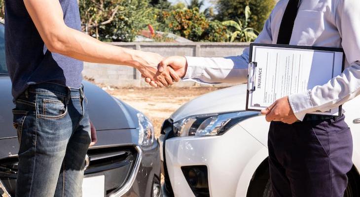 Liability car insurance: insurance agent shaking hands with a client