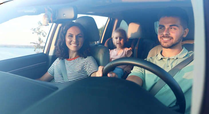 Best auto and home insurance bundle: happy family inside a car