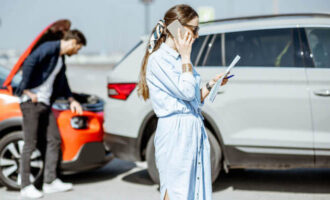 Very cheap car insurance no deposit: woman talking on the phone