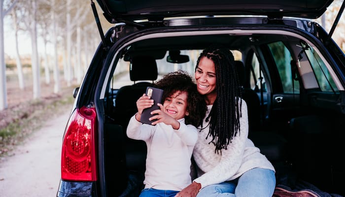 Mother-and-daughter-taking-selfies-in-car
