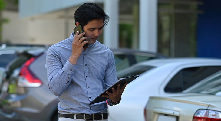 Man discussing car insurance over the phone