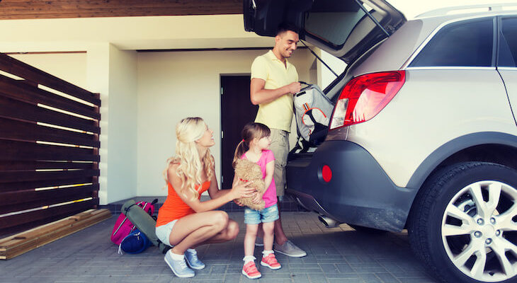 Cheap car insurance South Carolina: family putting things into their car's trunk