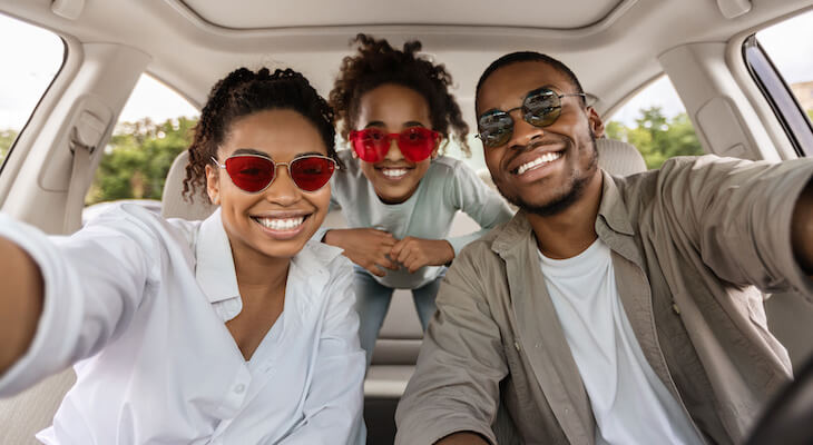 Non owners car insurance: family happily taking a groufie inside their car