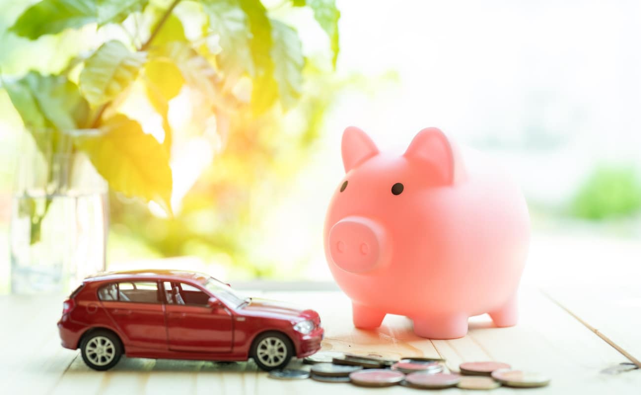 piggie bank and toy car representing saving money on insurance after an accident 