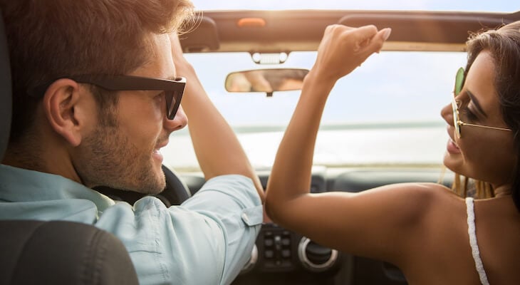 Car insurance married vs single: couple in their car